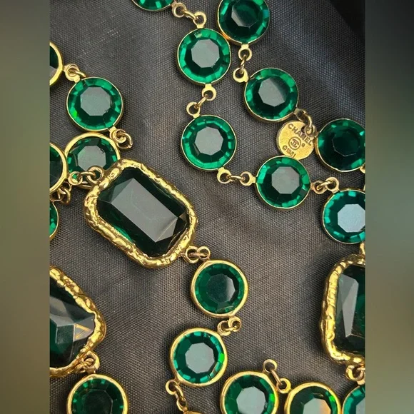 Vintage CHANEL Gripoix Glass Emerald Crystal Chicklet Sautoir Statement Necklace - Picture 4 of 16